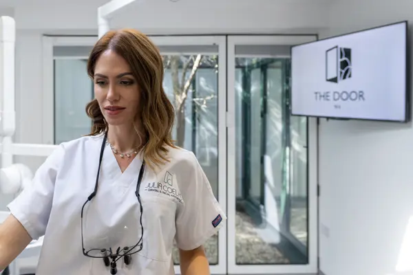 Teeth Whitening: Is it Better at Home or in a Clinic?